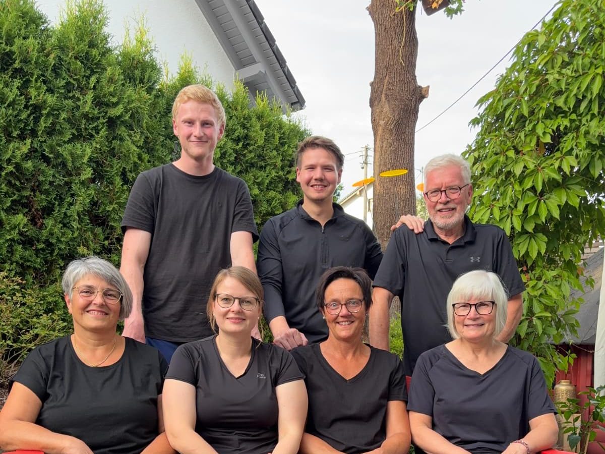 Das Team von Physiotherapie & Osteopathie Müller vor der Praxis in Elspe